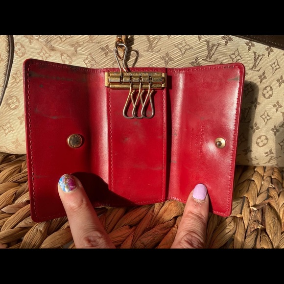 โญ๏ธSOLDโญ๏ธ Vintage Louis Vuitton 4-Key Keyholder in Cherry Vernis Leather - Picture 8 of 8